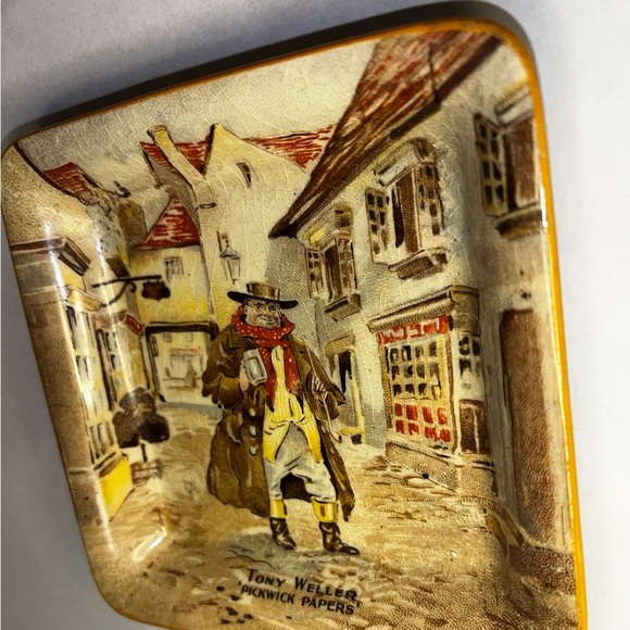 New Hall Hanley Staffordshire
Porcelain Trinket Dish Tony Weller
Pickwick Papers - Picture 4 of 10